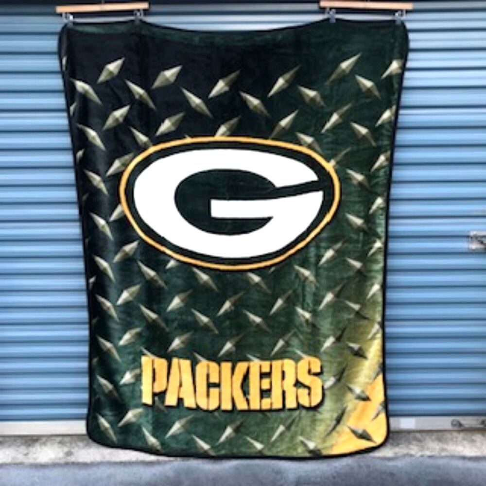 Green Bay Packers Size: 60'' x 80'' Cozy Plush Throw Blanket . New in Packaging
